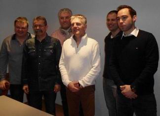 Vordere Reihe: Die gewählten Vorsitzenden des neuen JFV Sulzbach e.V. von links nach rechts: Thomas Walz (SF Grißheim), Berti Geimer (FC Heitersheim), Philipp Stoll (SV Ballrechten-Dottingen. Hintere Reihe: Die Vereinsvorstände: Achim Herr (Spfr. Grißheim), Hans-Joachim Fünfgeld (FC Heitersheim), Timo Löffler (SV Ballrechten-Dottingen)
